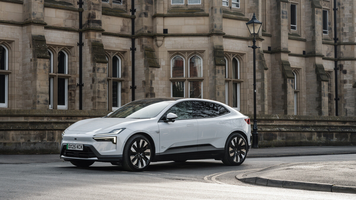 Polestar 4 coupé destaca design desportivo e silhueta coupé em ambiente citadino