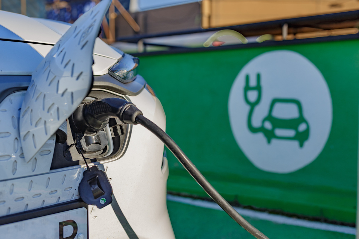 Posto de carregamento de veículo elétrico associado aos novos apoios à mobilidade elétrica em Portugal