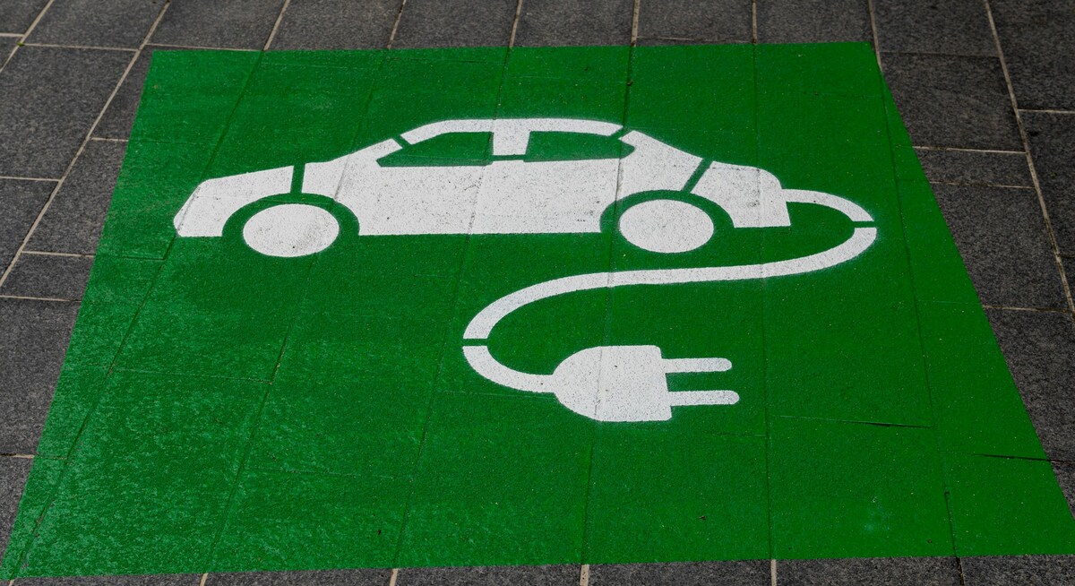Símbolo de carregamento para veículos elétricos destaca aposta europeia na expansão da mobilidade elétrica e da infraestrutura pública de carregamento