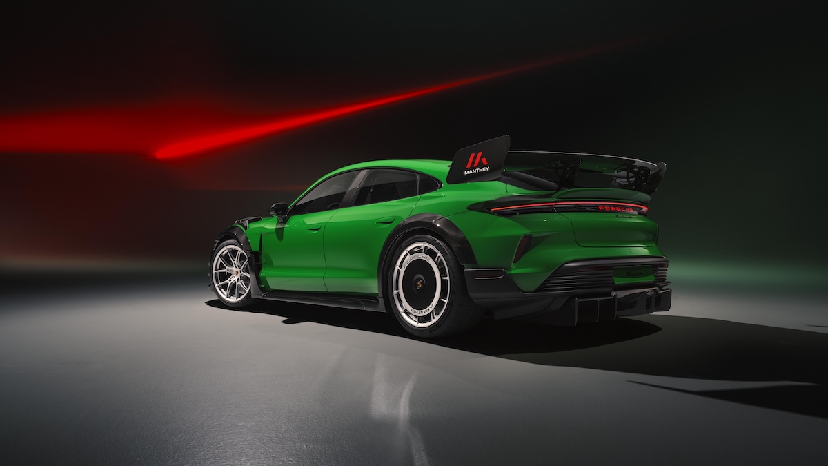 Vista traseira do Porsche Taycan Turbo GT Manthey com kit aerodinâmico completo