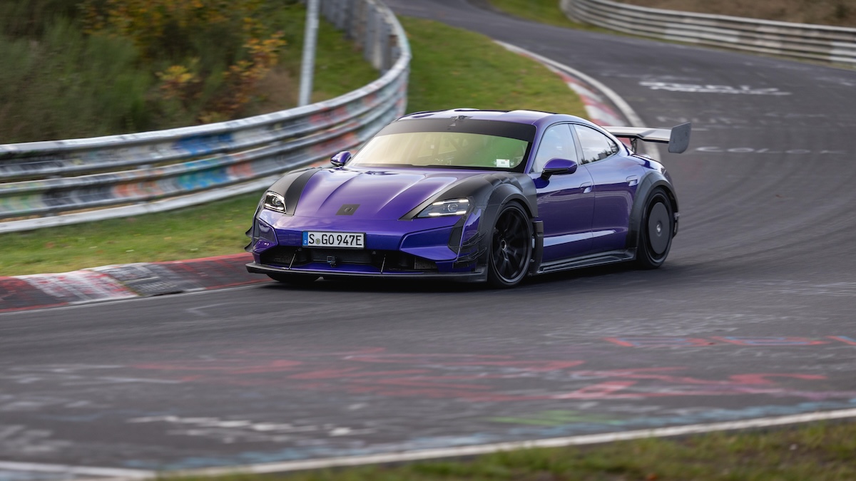 Comparação visual entre o Porsche Taycan Turbo GT e o Xiaomi SU7 Ultra em contexto de pista