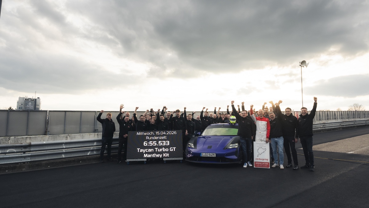 Porsche Taycan Turbo GT Manthey em modo celebração após recorde no Nürburgring, com piloto e equipa técnica