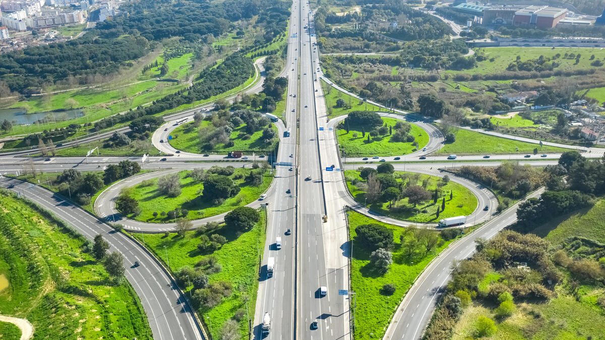 Vista aérea de autoestrada relacionada com medidas de segurança rodoviária em Portugal