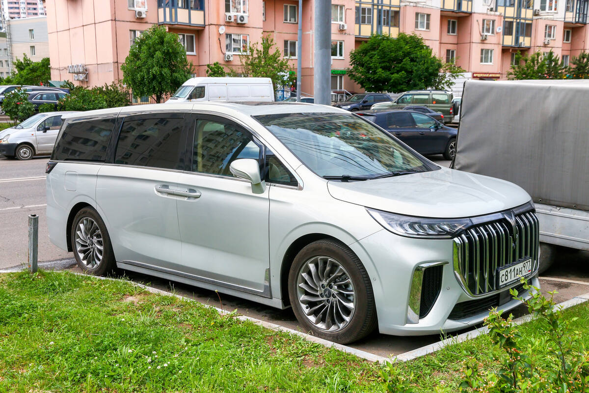 Linha de montagem de veículos eléctricos numa fábrica europeia da Stellantis, ilustrando a capacidade industrial disponível para o projecto Voyah