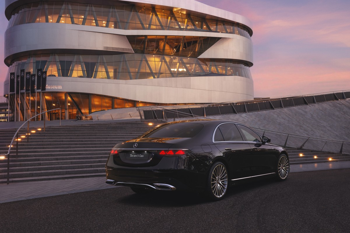 Sala de design Mercedes-Benz com engenheiros a trabalhar em modelos digitais, representando a aposta na inovação como prioridade estratégica