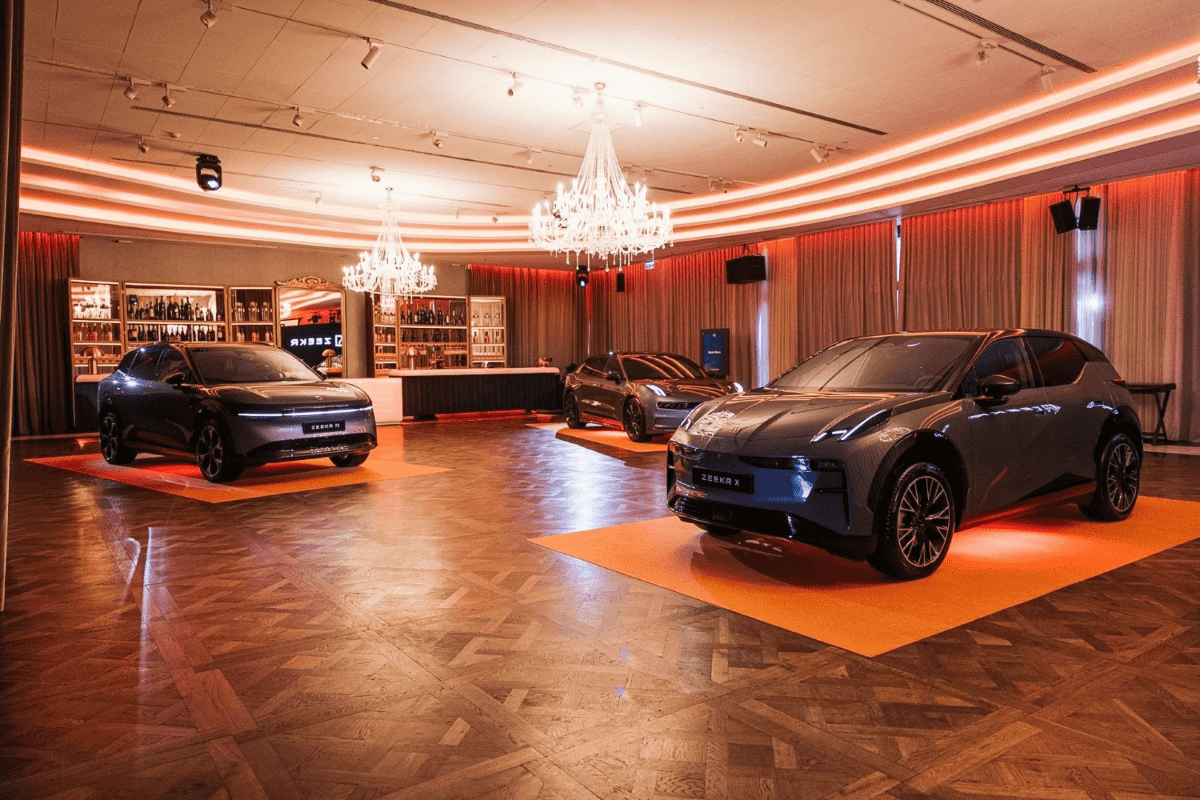 Zeekr 7GT em apresentação oficial, vista de três quartos traseiro a evidenciar a linha de carrinha desportiva eléctrica