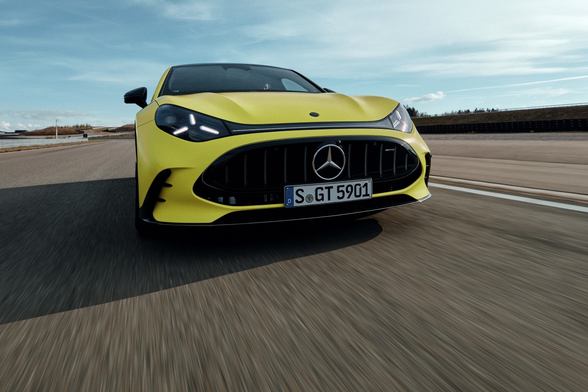 A dianteira do mercedes amg gt 4 portas coupé destaca se pela grelha panamericana e pela presença marcante em estrada.