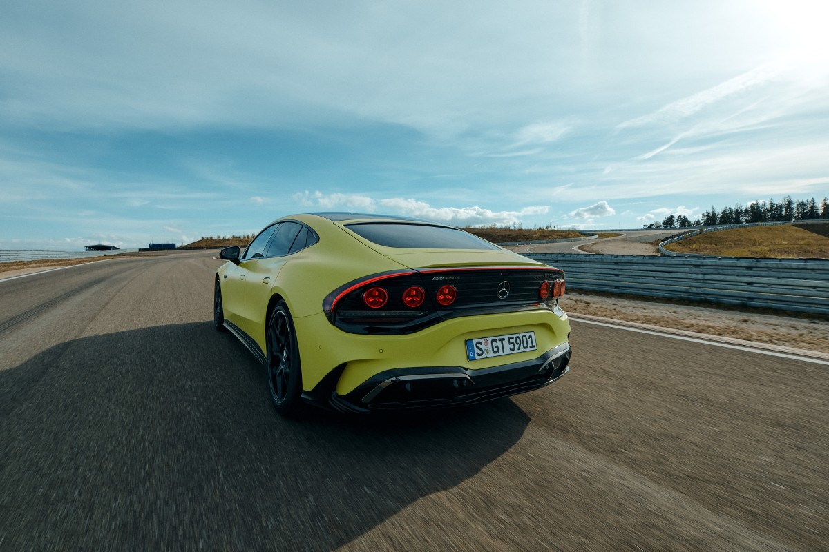 A traseira do mercedes amg gt 4 portas coupé mantém a identidade desportiva do modelo, apesar da nova motorização eletrificada.