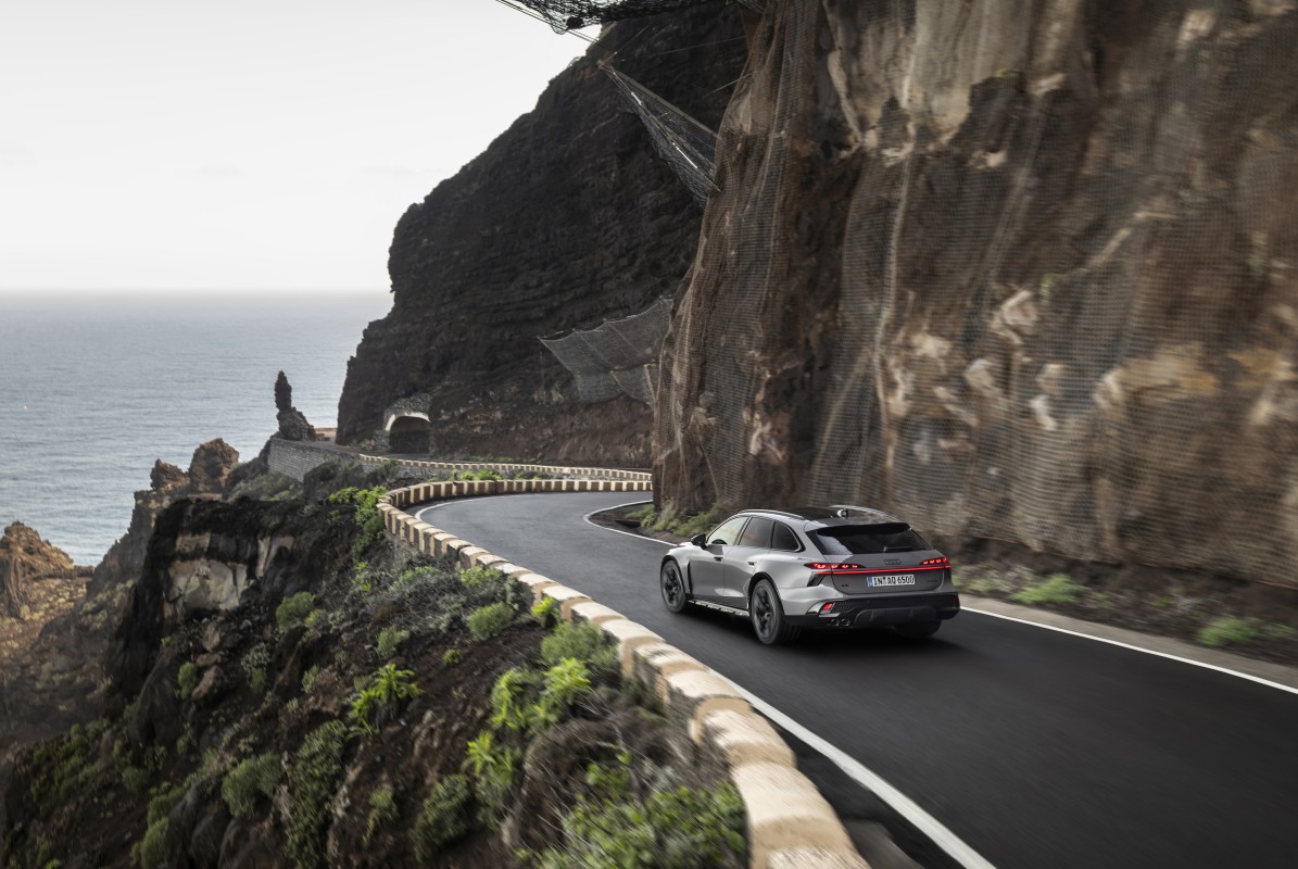 Audi A6 allroad quattro exterior lateral em movimento