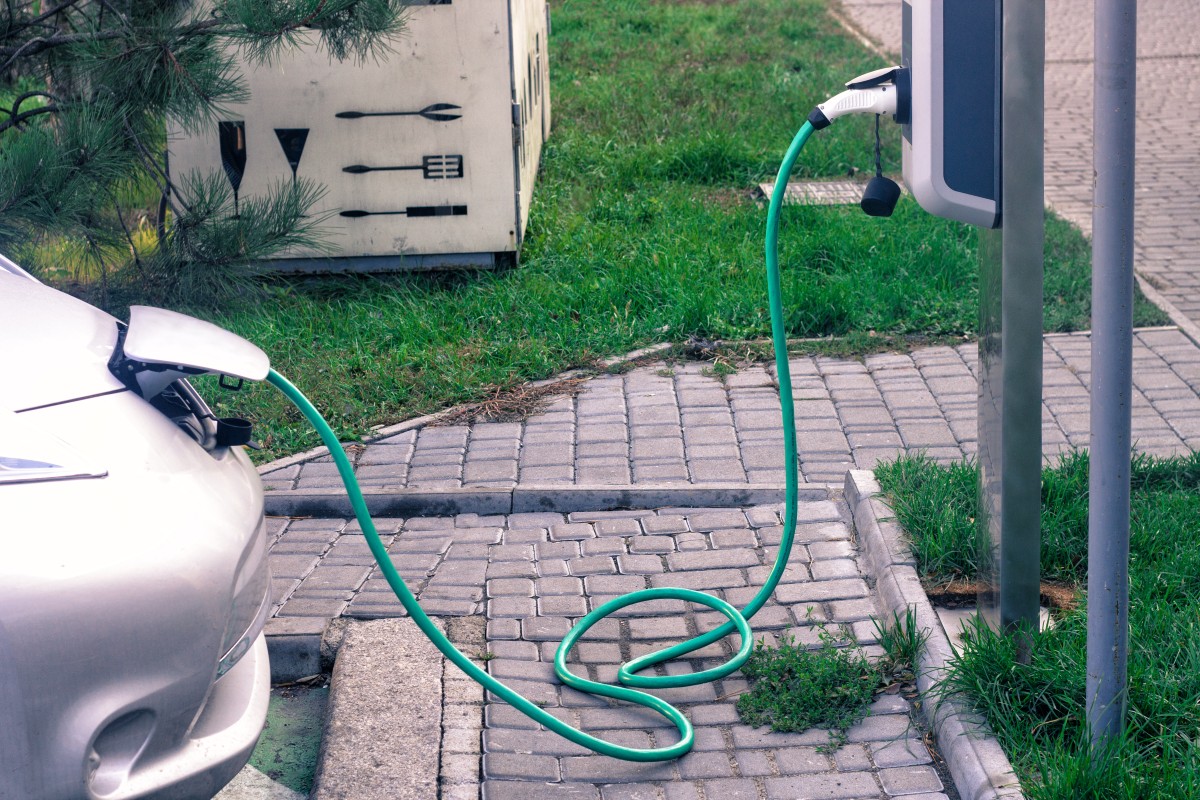 jovens malteses a utilizar transportes públicos numa cidade densamente urbanizada de Malta