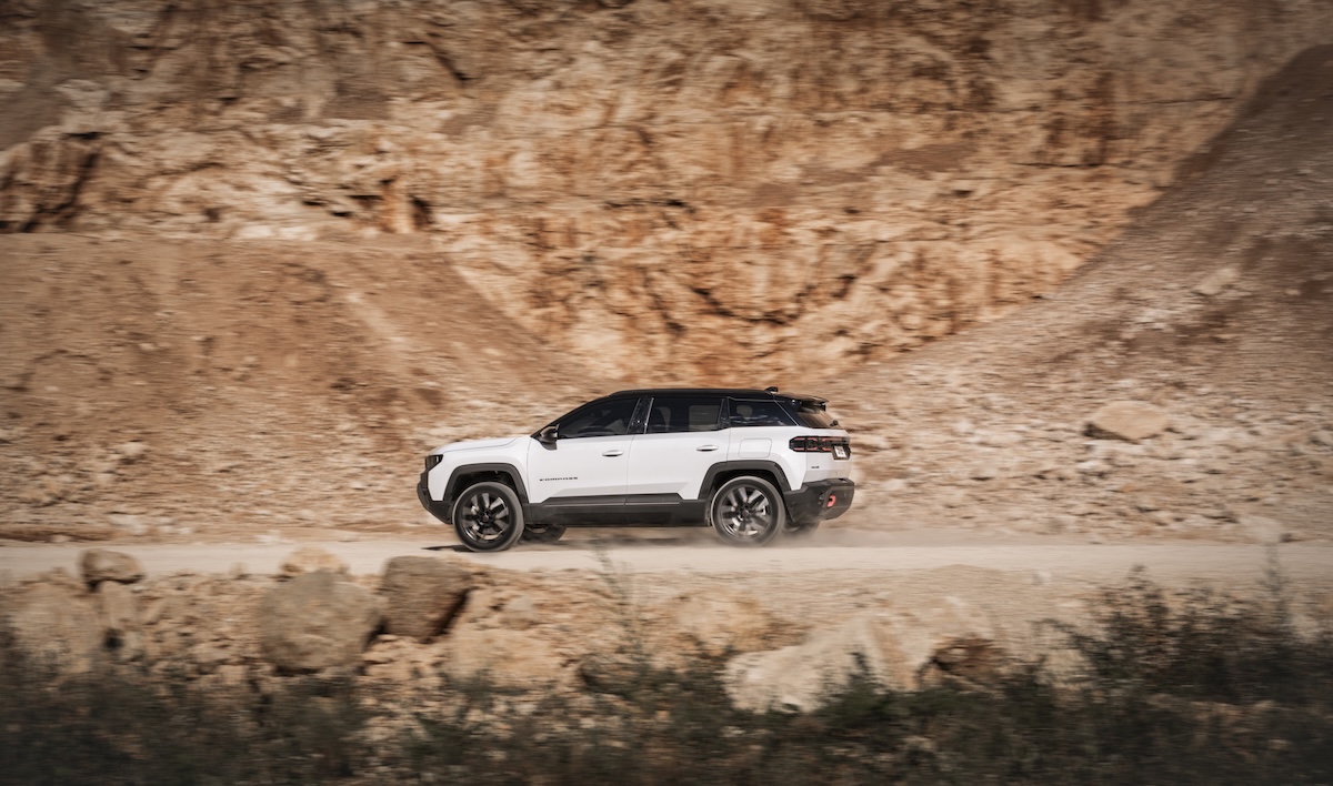Novo jeep compass 4xe lateral