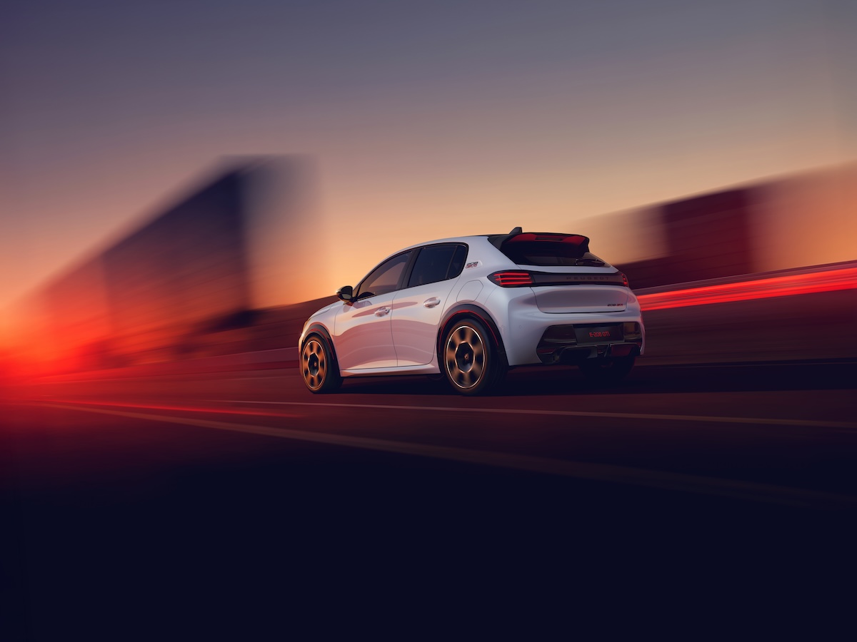 Peugeot 208 GTi em movimento numa estrada de montanha, destacando o dinamismo e a postura rebaixada da versão desportiva