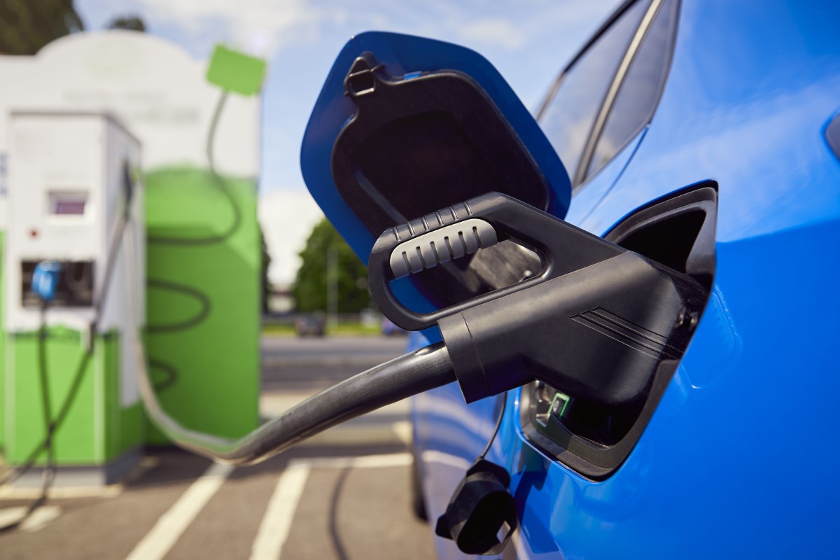 Ecrã de aplicação de planeamento de viagem eléctrica a mostrar paragens de carregamento em Portugal