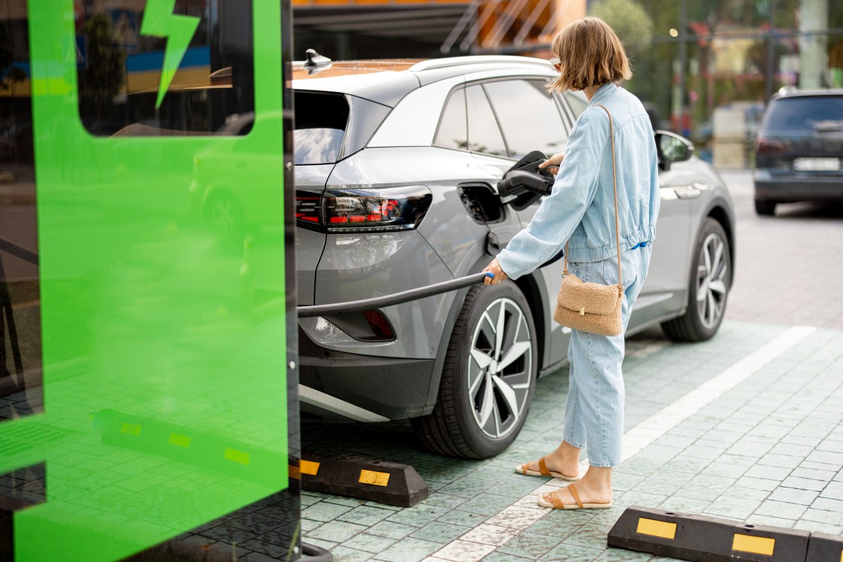 Posto de carregamento rápido em autoestrada portuguesa, com viaturas eléctricas em carregamento