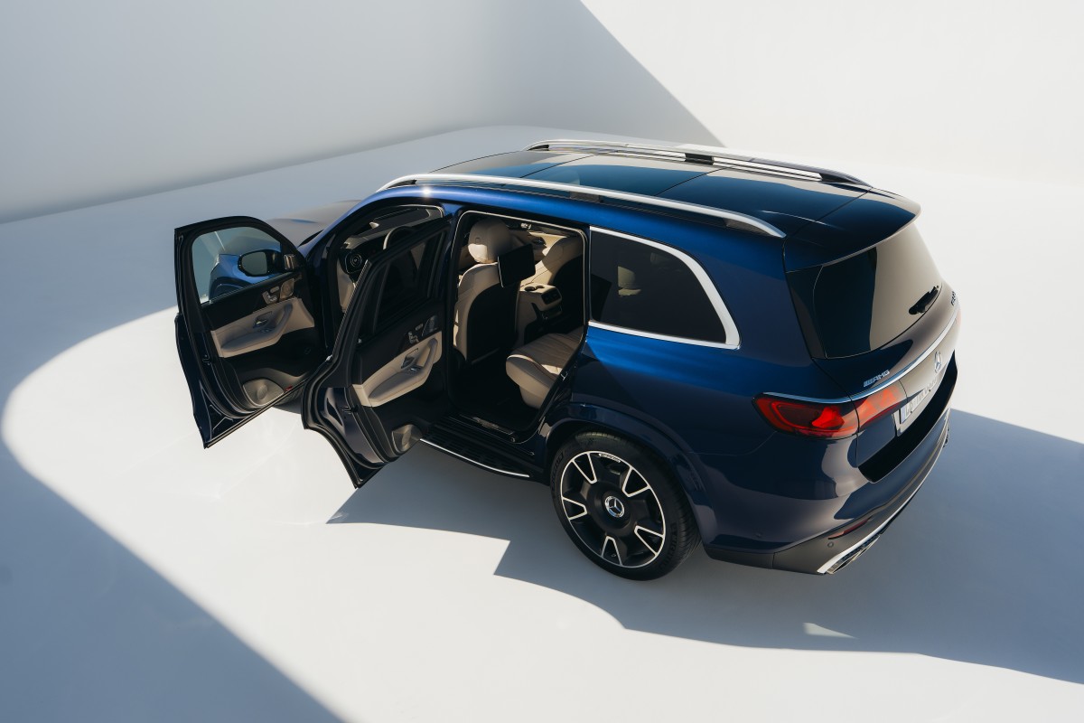 Interior do Mercedes-AMG GLS 63 4MATIC+ com painel MBUX e detalhes em Nappa