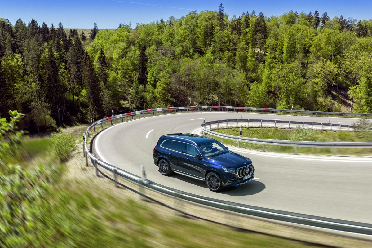 Mercedes-AMG GLE 63 S 4MATIC+ em movimento numa estrada de montanha, destacando o V8 e a postura desportiva