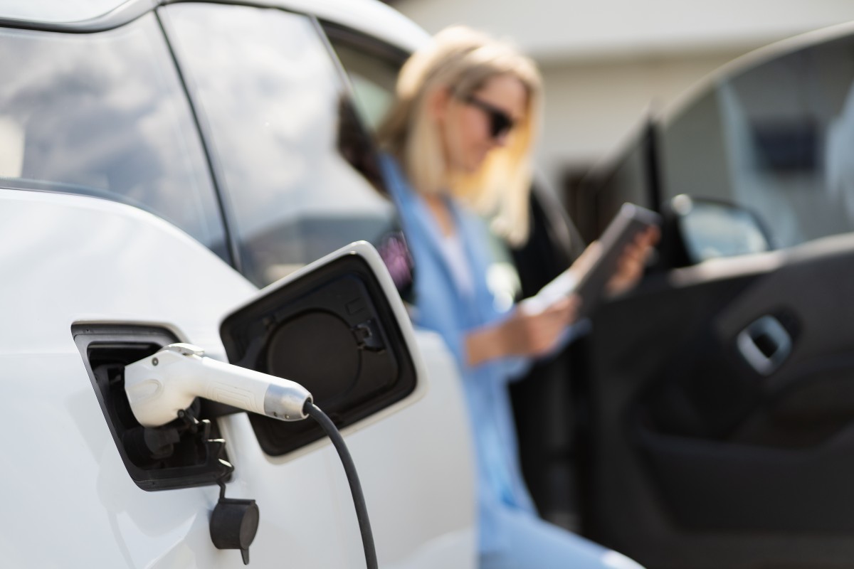 exposição de vários modelos elétricos de diferentes marcas num stand automóvel em Portugal