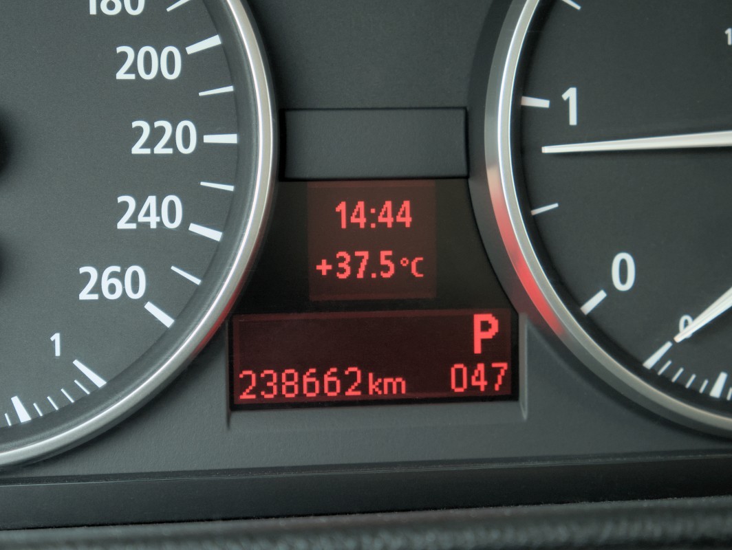 O verão pode deixar marcas no seu carro. Saiba como proteger a pintura