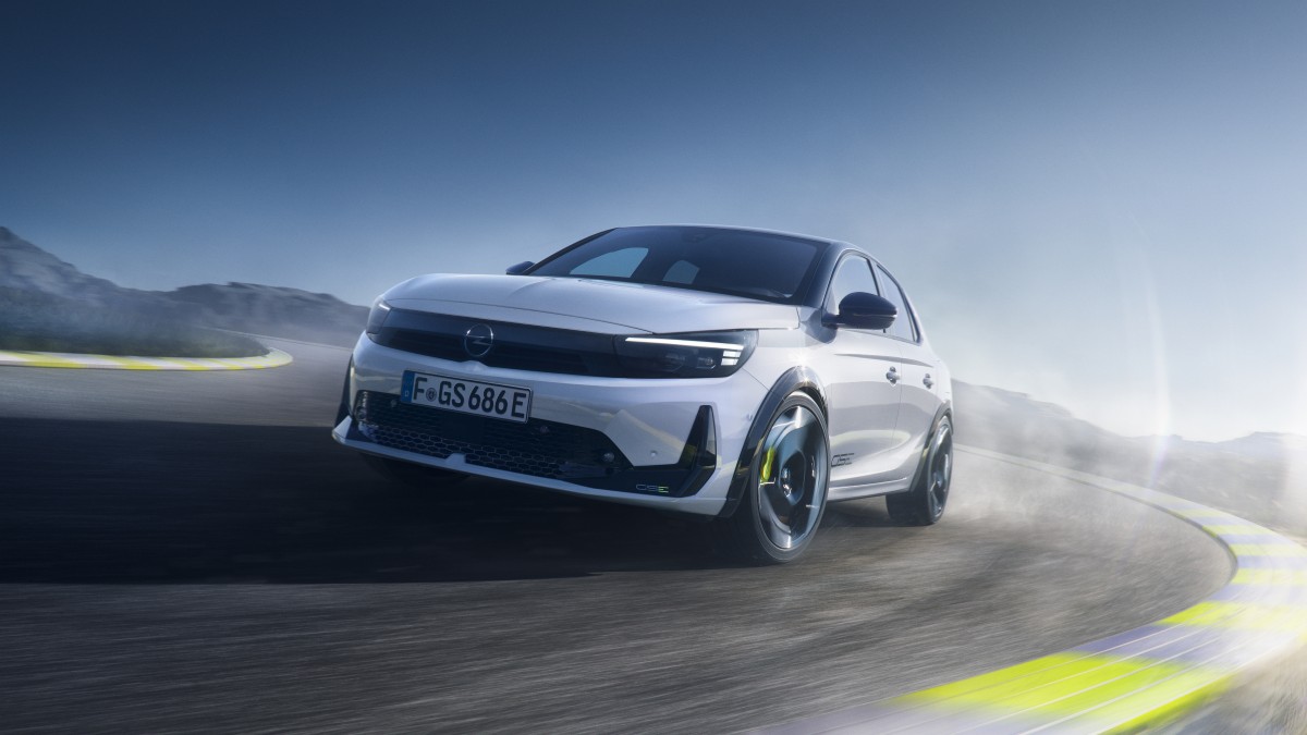 Opel Corsa GSE numa pista de testes, em acção com piloto ao volante