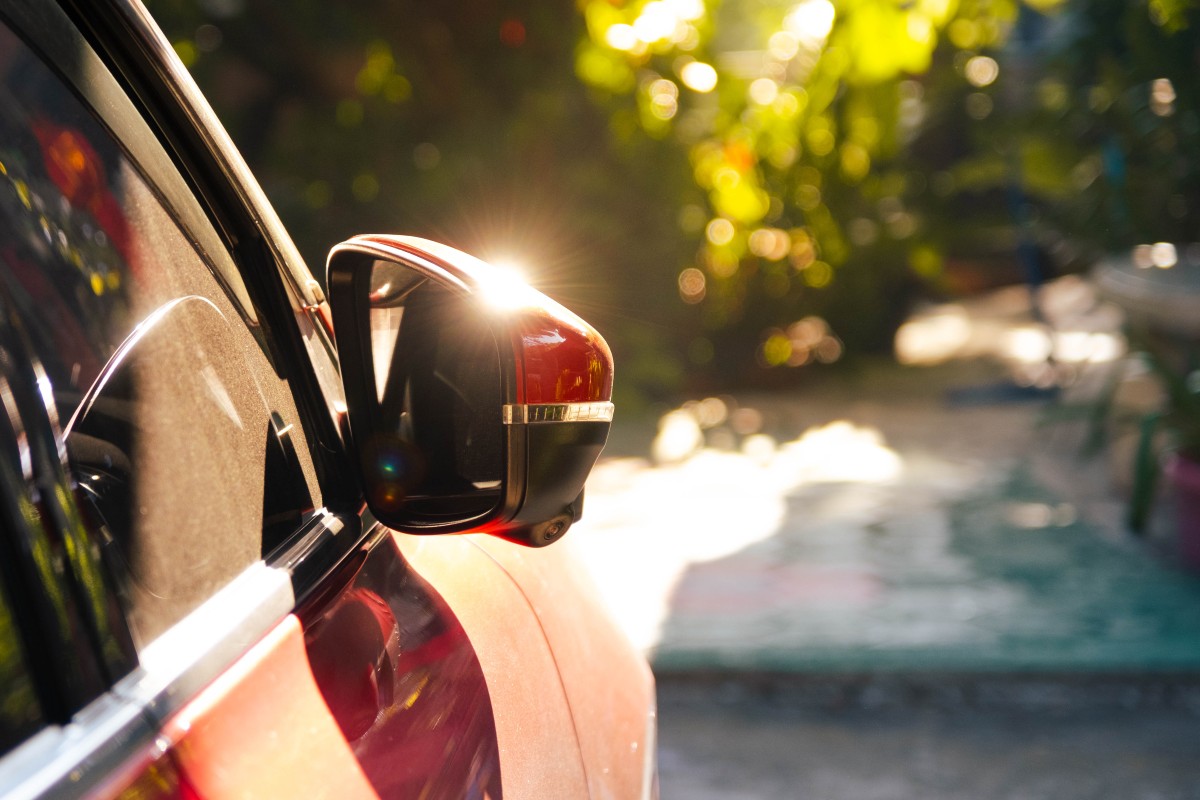 garrafa de plástico e medicamentos sobre o banco de trás de um automóvel exposto ao sol