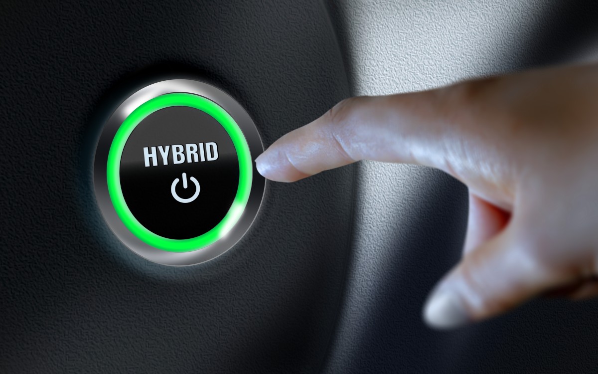 Interior de um carro híbrido usado com painel de instrumentos a mostrar indicadores de estado da bateria e modo de condução