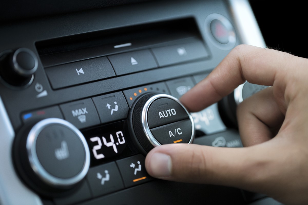interior de um automóvel com o painel de climatizador em funcionamento num dia de sol intenso