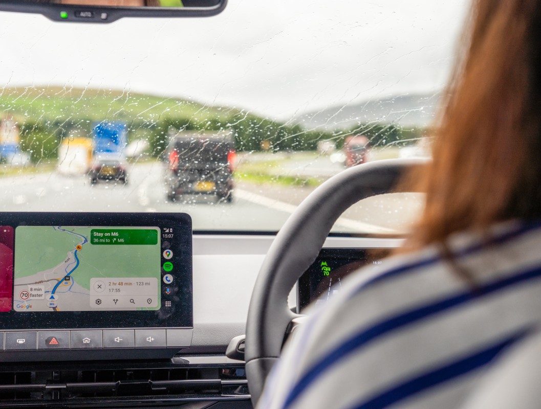 Ecrã do Google Maps com painel de paragens ao longo do percurso activo em smartphone montado no habitáculo de um automóvel