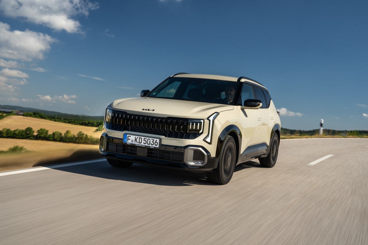 Kia Seltos numa concessionária portuguesa com vendedor e comprador
