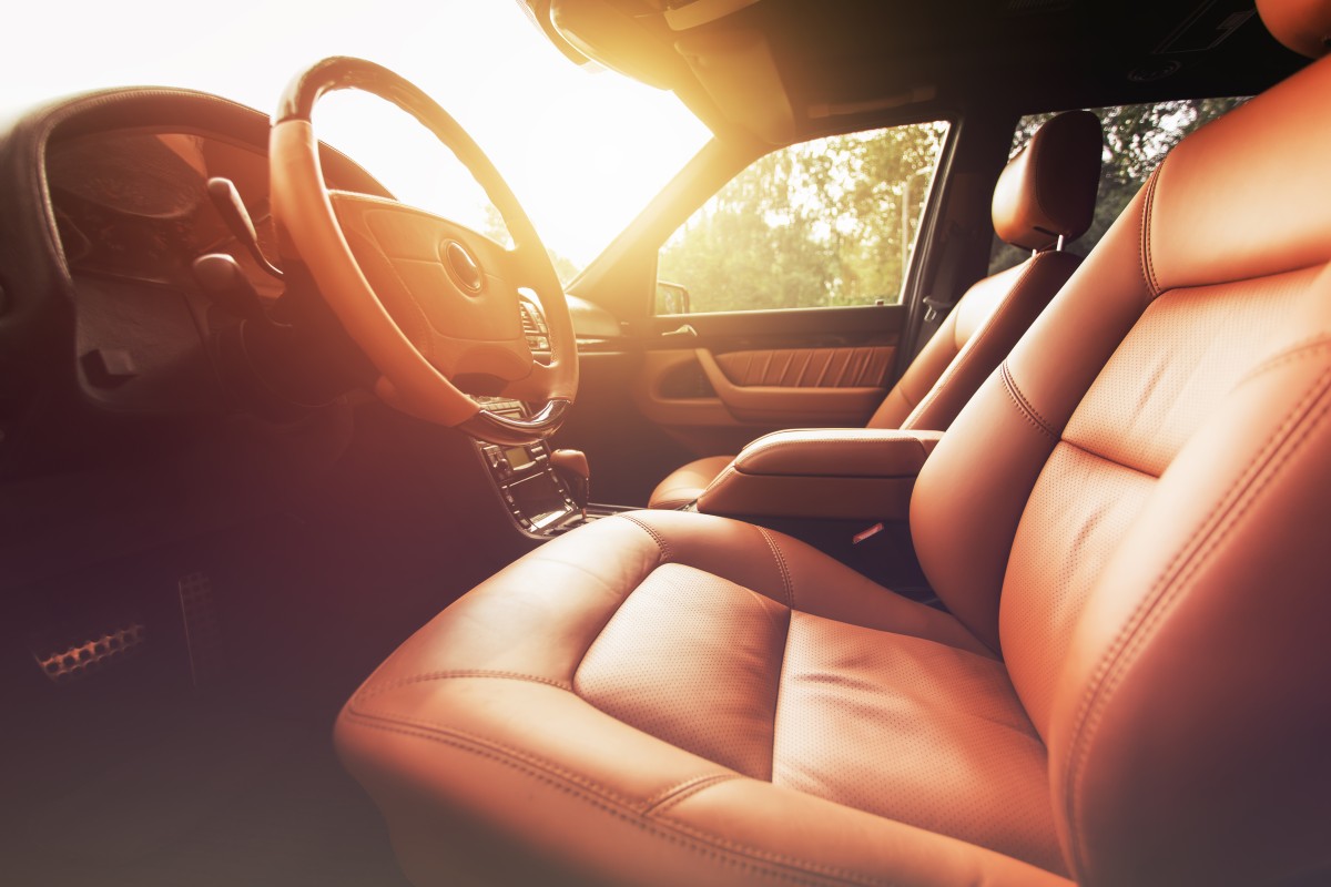 O calor pode destruir mais do que imagina: 10 objetos que nunca deve deixar no carro