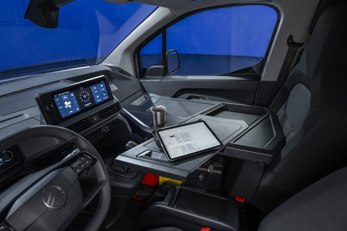 O modutable transforma a consola central em superfície de trabalho ou mesa para refeições