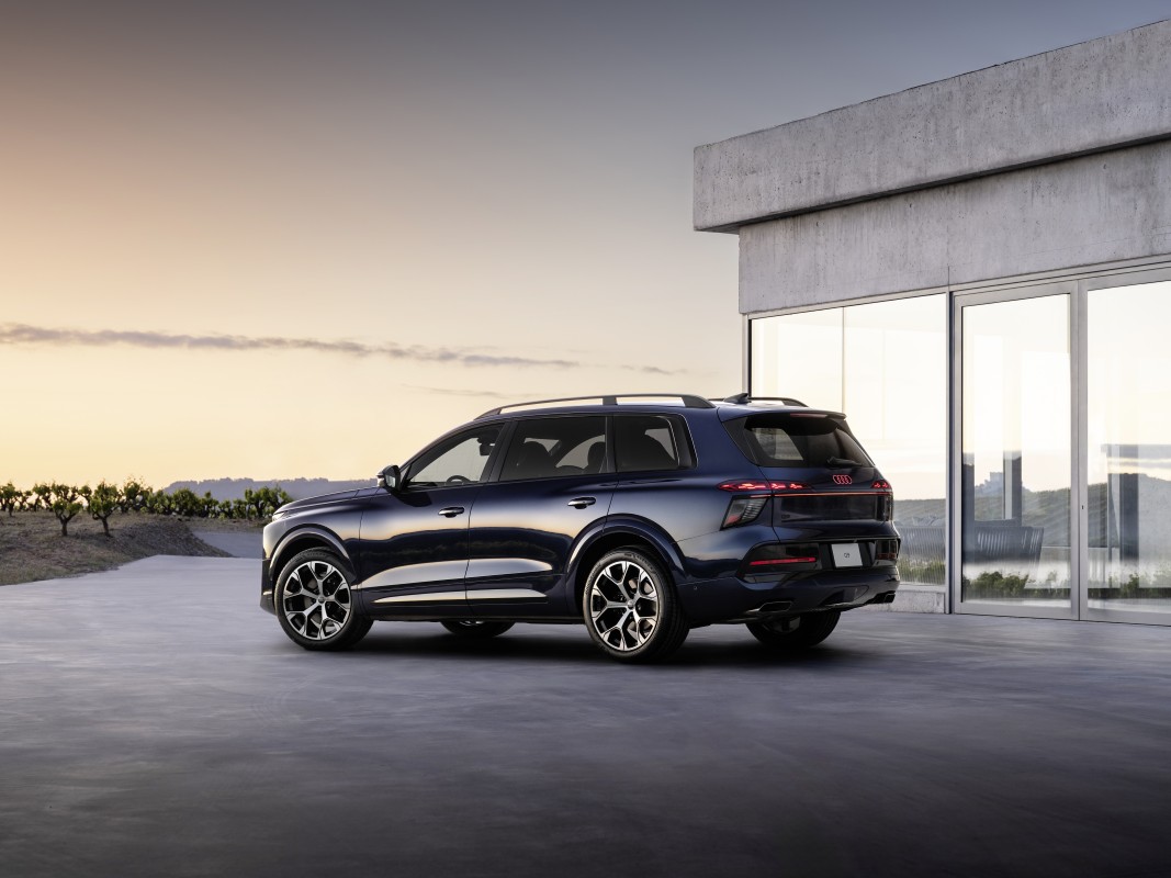 Interior do Audi Q9 com painel de instrumentos digital de nova geração e acabamentos em couro Nappa e madeira premium