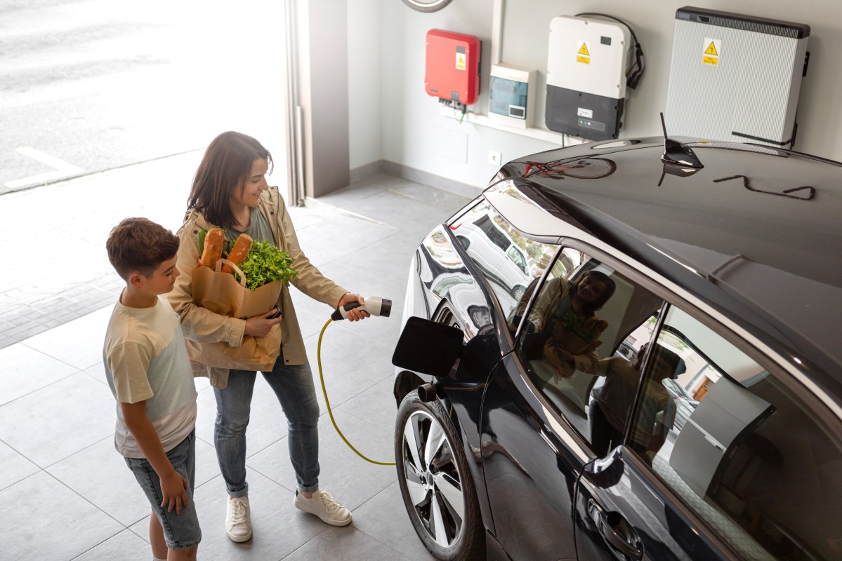 Técnico a realizar diagnóstico electrónico a um carro híbrido usado em oficina especializada