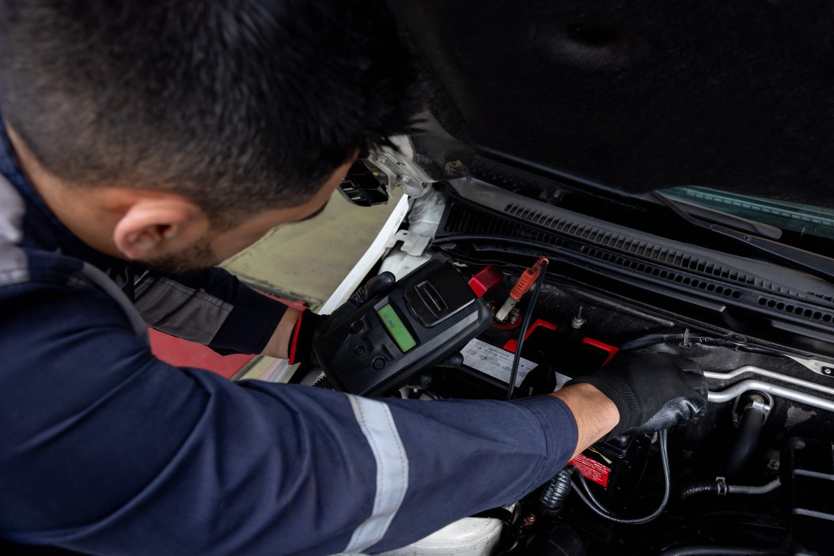 Interior de um carro elétrico com ecrã central a mostrar indicadores de bateria e autonomia estimada