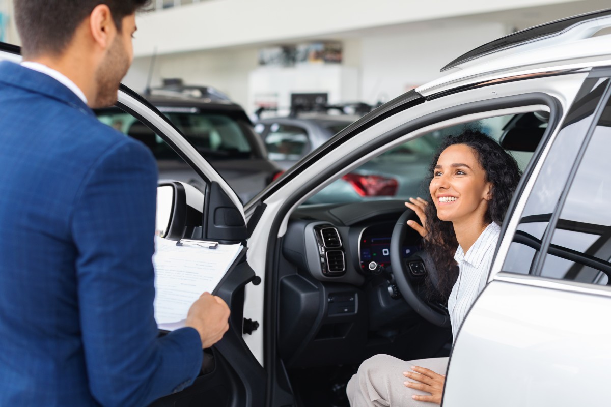 aperto de mão entre duas pessoas após acordo de compra de carro entre particulares
