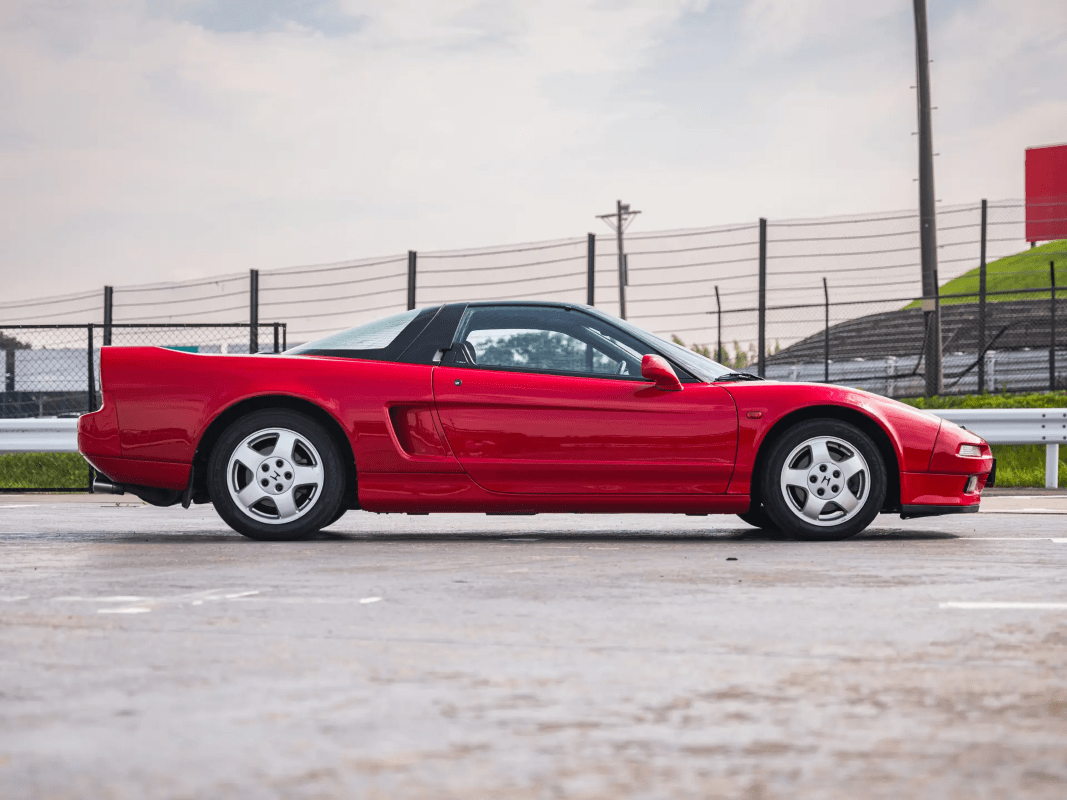 Ayrton Senna ao volante de um Honda em ambiente de apresentação ou pista, ou detalhe do interior de um NSX de época