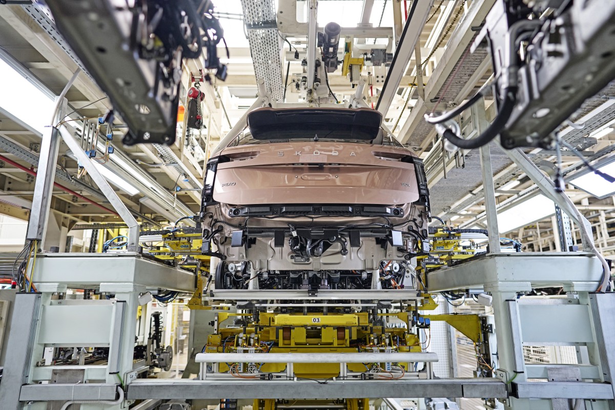 Interior do Škoda Elroq Coupé com painel de instrumentos digital e ecrã de infoentretenimento