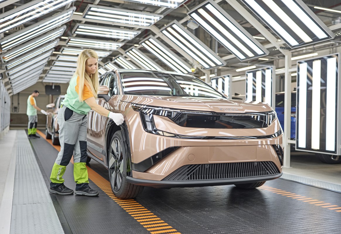 Škoda Elroq Coupé estacionado em ambiente urbano, mostrando as proporções do veículo e as jantes de grande diâmetro