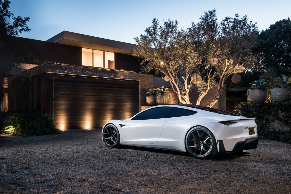 Interior do Tesla Roadster protótipo de 2017, mostrando o habitáculo a dois lugares com ecrã central e volante desportivo