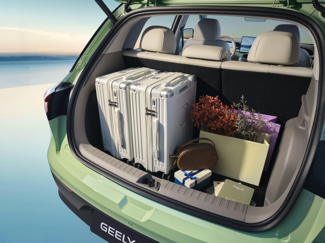 Vista frontal do Geely E2 em ambiente urbano, mostrando o seu design compacto e moderno