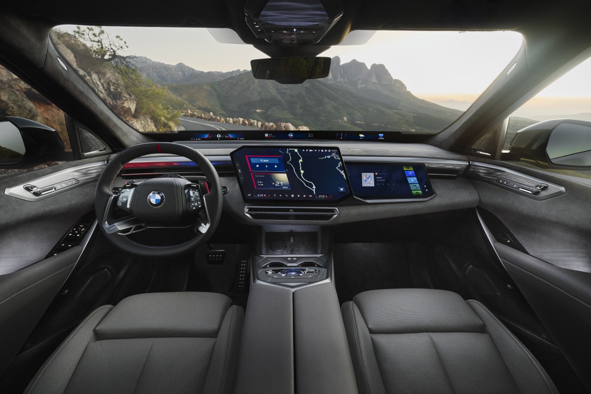 Interior de um BMW Série 5 Touring diesel, com painel de instrumentos e indicadores de consumo em destaque