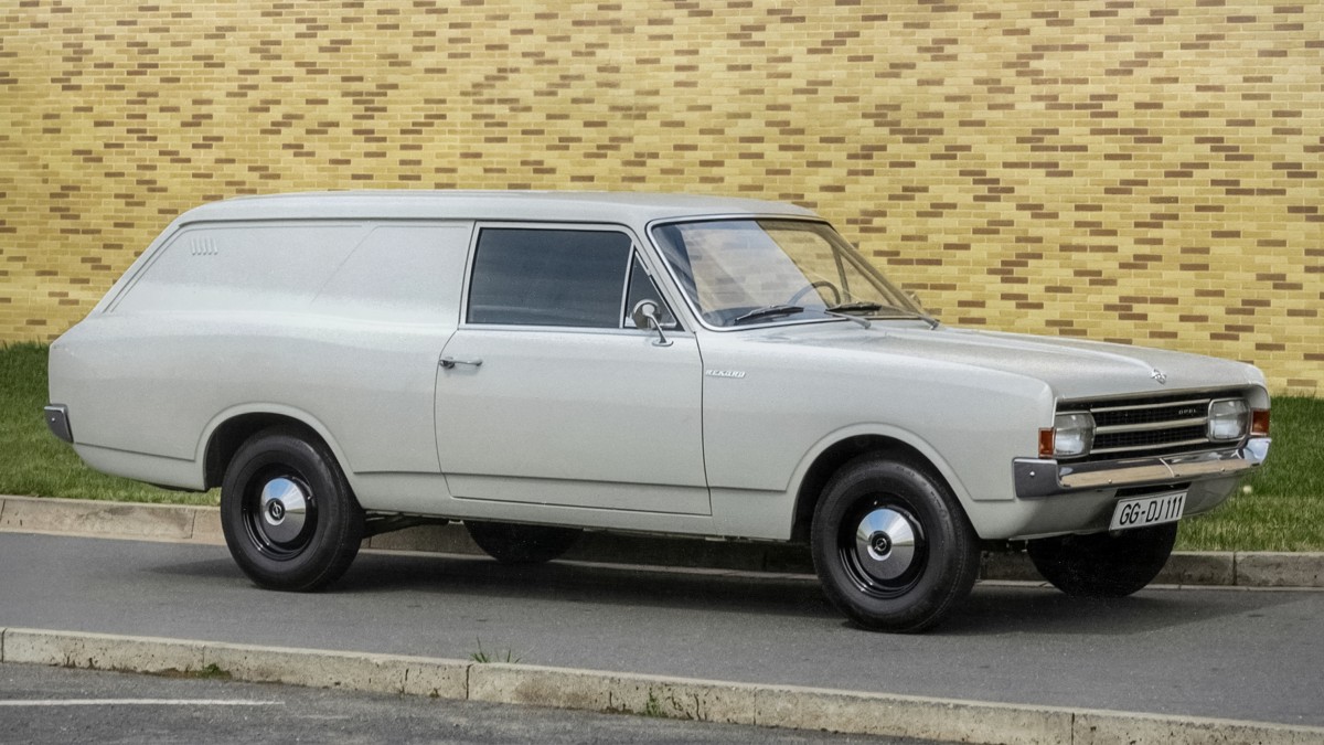 Linha de montagem da fábrica Opel de Bochum nos anos 60, com Kadett B em várias fases de produção, fotografia histórica a preto e branco