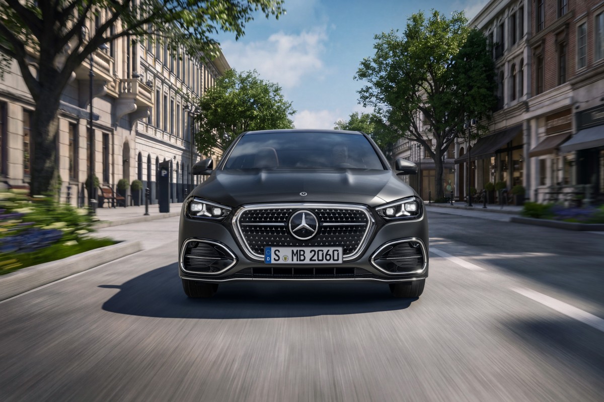 Vista frontal do novo Mercedes-Benz Classe C renovado em estrada, destacando os novos faróis LED