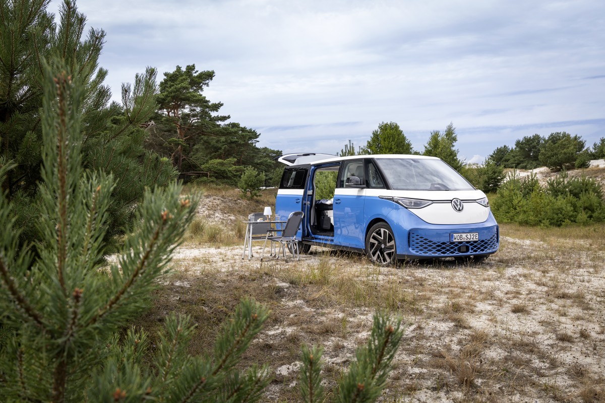 vista exterior do Volkswagen ID.California em paisagem natural, lateral com tejadilho elevado