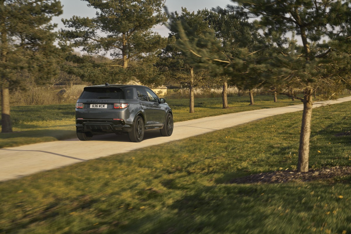Land Rover Discovery Sport em contexto urbano e familiar, mostrando as proporções do SUV compacto