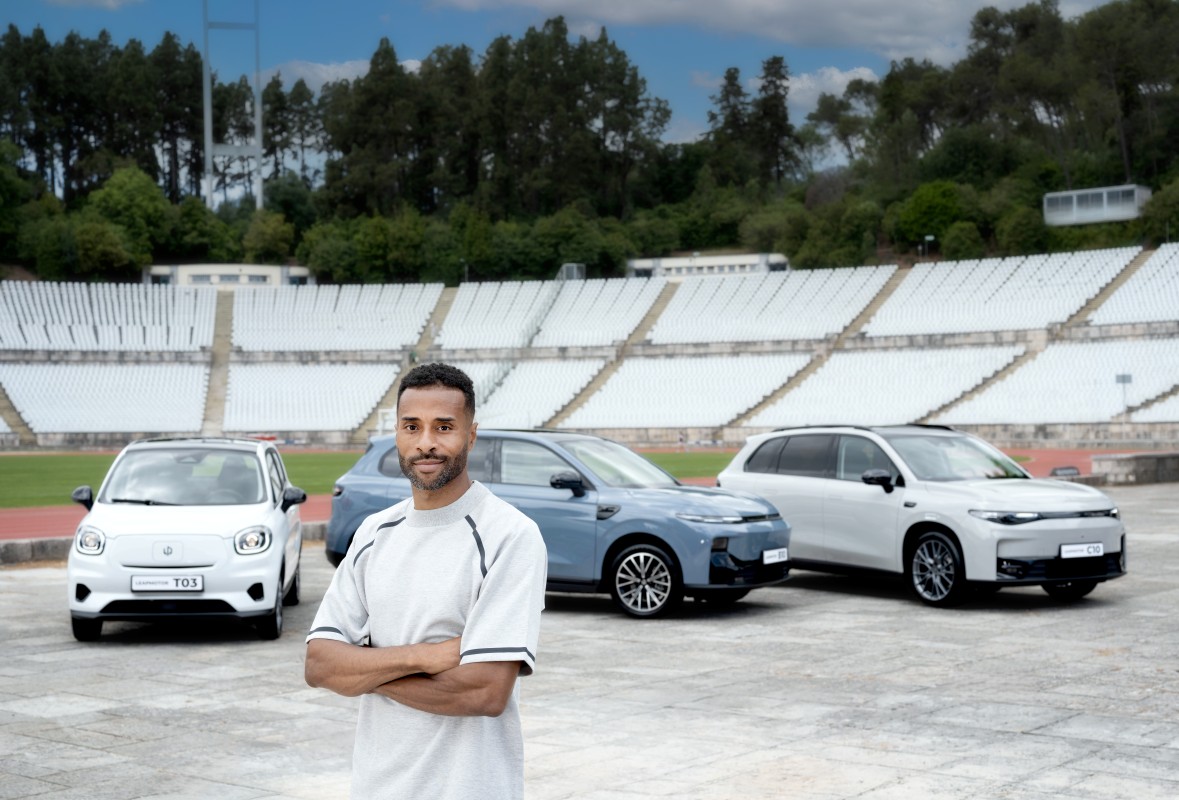 Nelson Évora numa pista de atletismo com um modelo Leapmotor ao fundo, campanha publicitária oficial da marca em Portugal