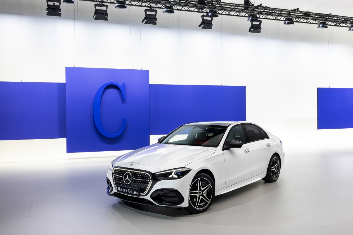Mercedes-Benz Classe C renovado em ambiente urbano, de perfil, evidenciando a silhueta berlina actualizada