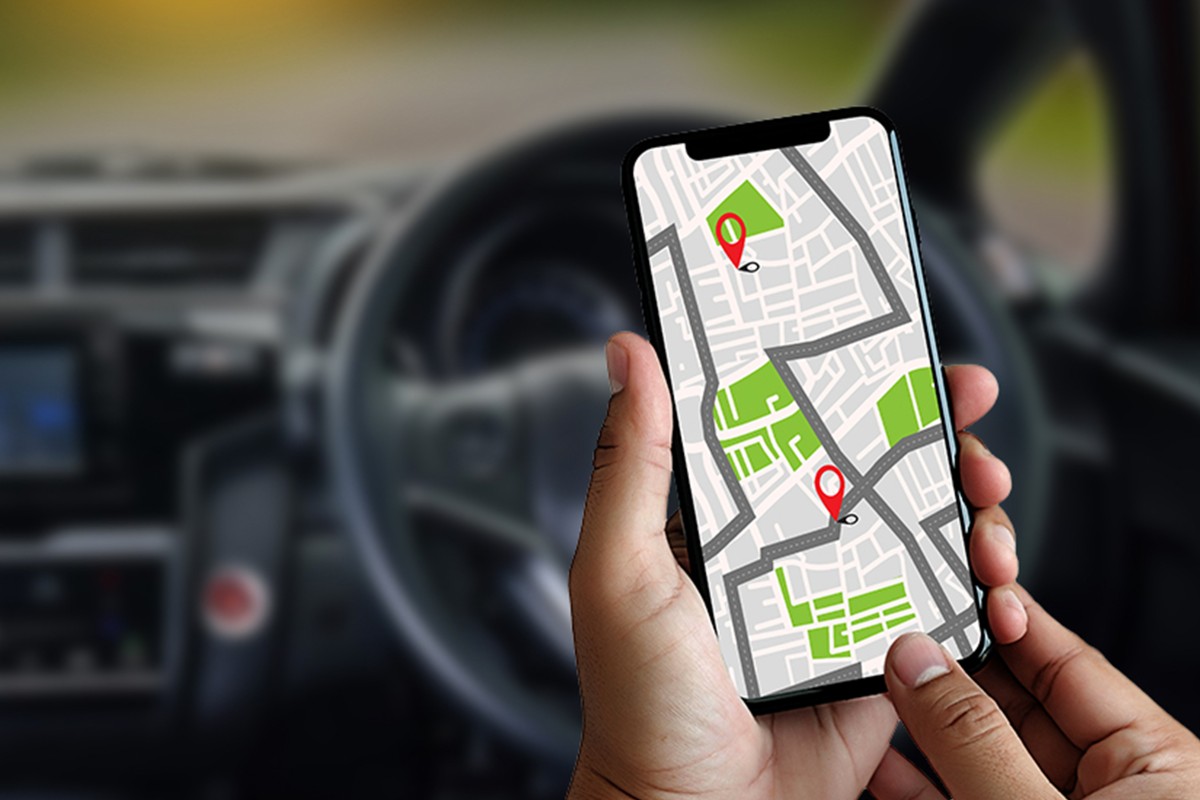 Comparação lado a lado das duas interfaces a mostrar rotas alternativas para o mesmo destino em hora de ponta