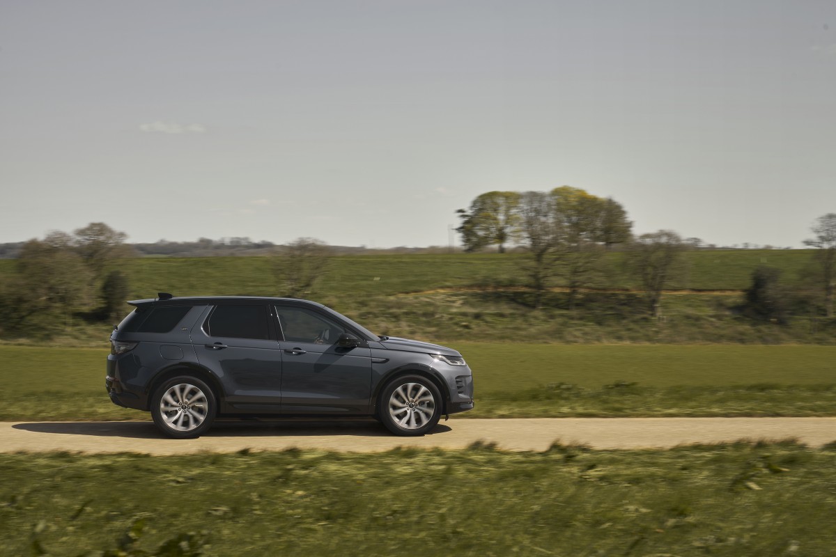 Interior do Land Rover Discovery Sport com configuração de sete lugares, destacando a versatilidade do habitáculo