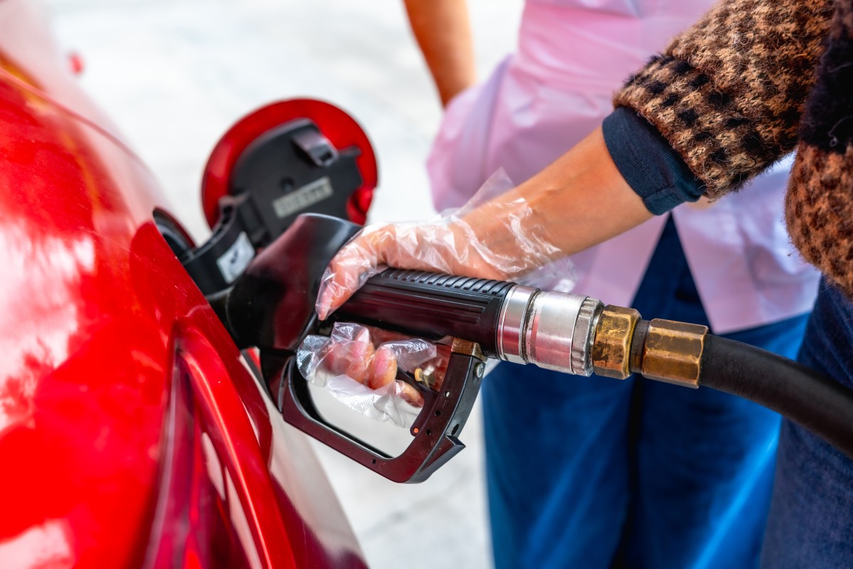 bomba de gasolina com ecrã de preço, enquadramento de posto de abastecimento em Portugal