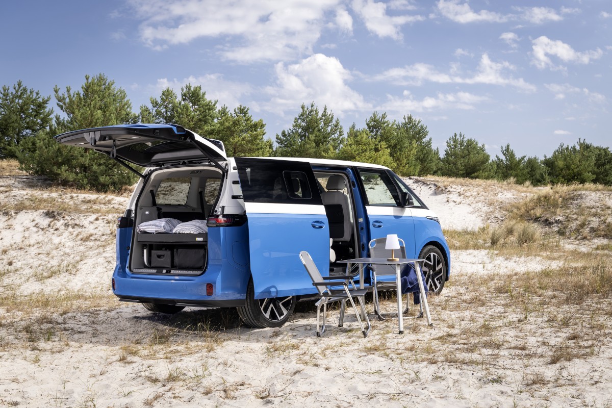 A Volkswagen California já é elétrica: cama para dois e energia a bordo